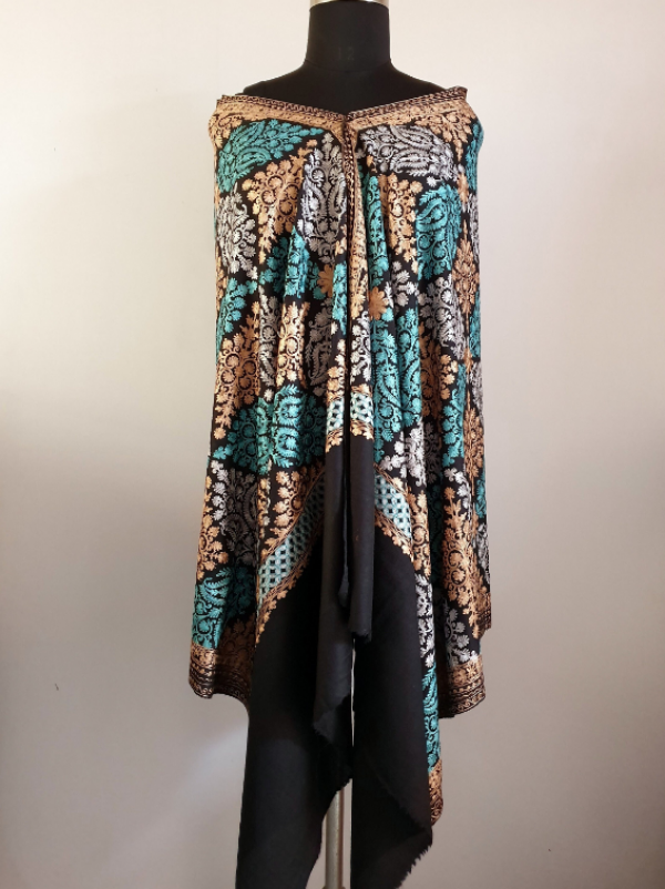 Pashmina dengan detail jahitan kontras